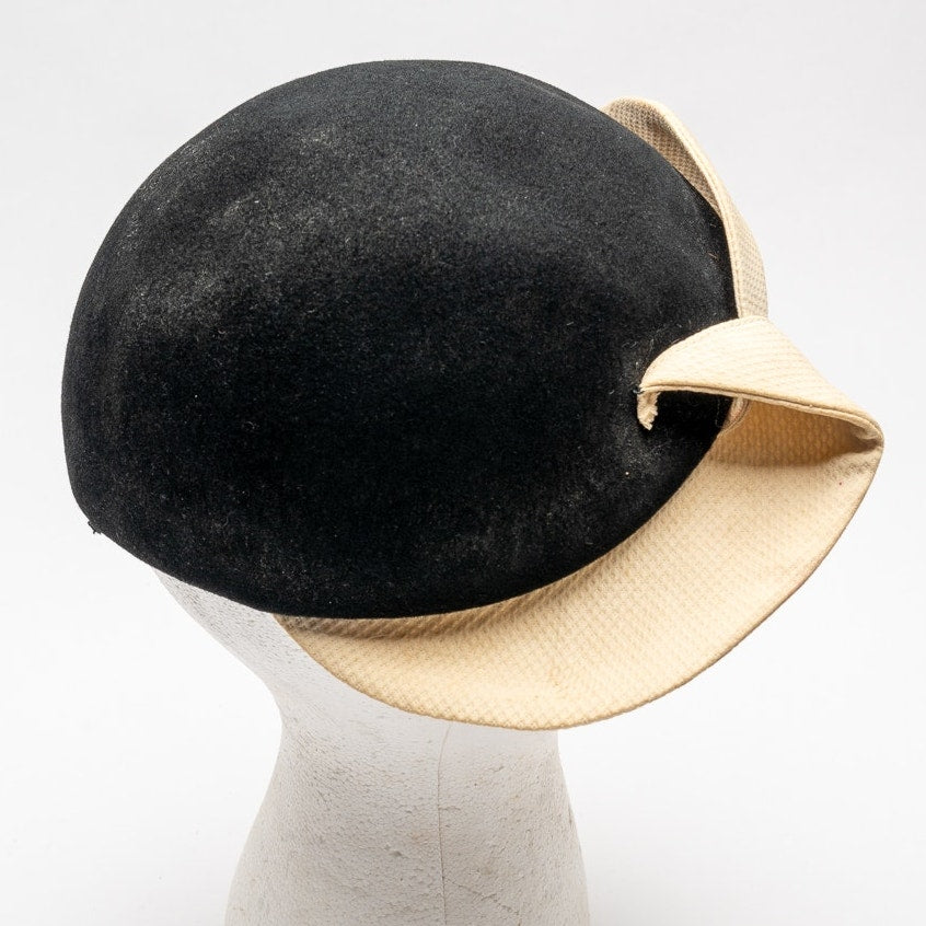 Vintage 1930's Dawson felt black and white cloche bell hat