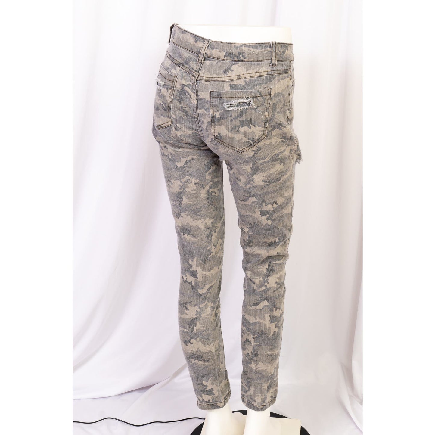 Women’s distressed green camo skinny jeans by Cello sz 9