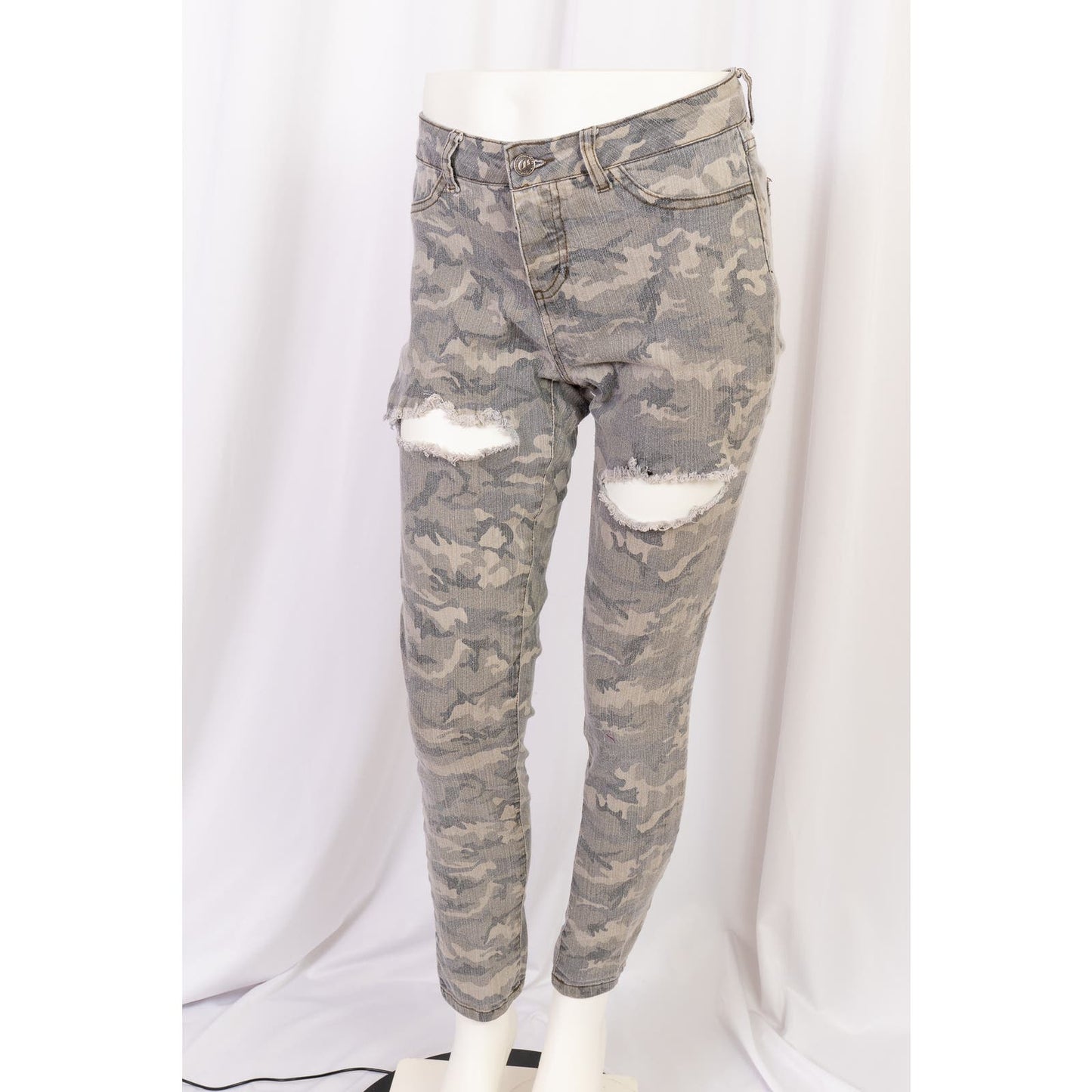 Women’s distressed green camo skinny jeans by Cello sz 9