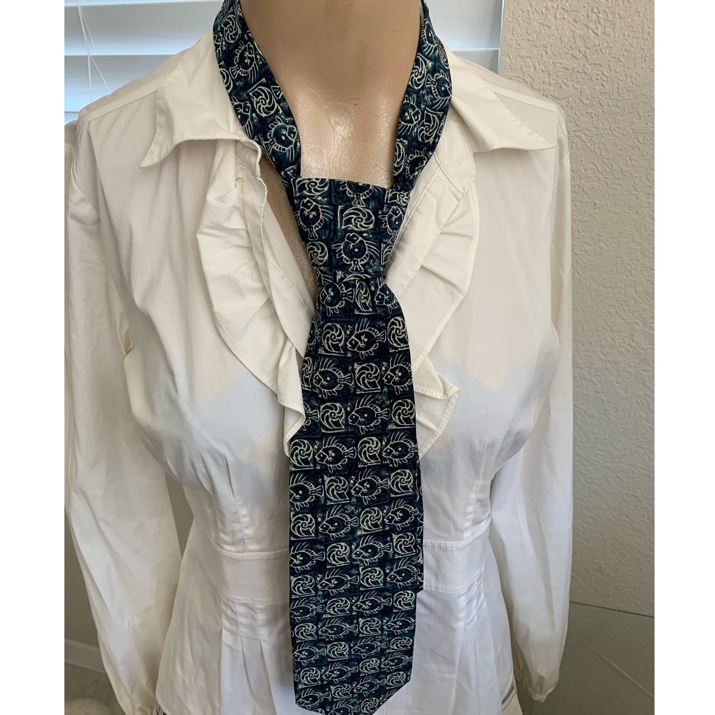 Vintage Hugo Boss silk tie - Made in Italy Blue and Beige Fish