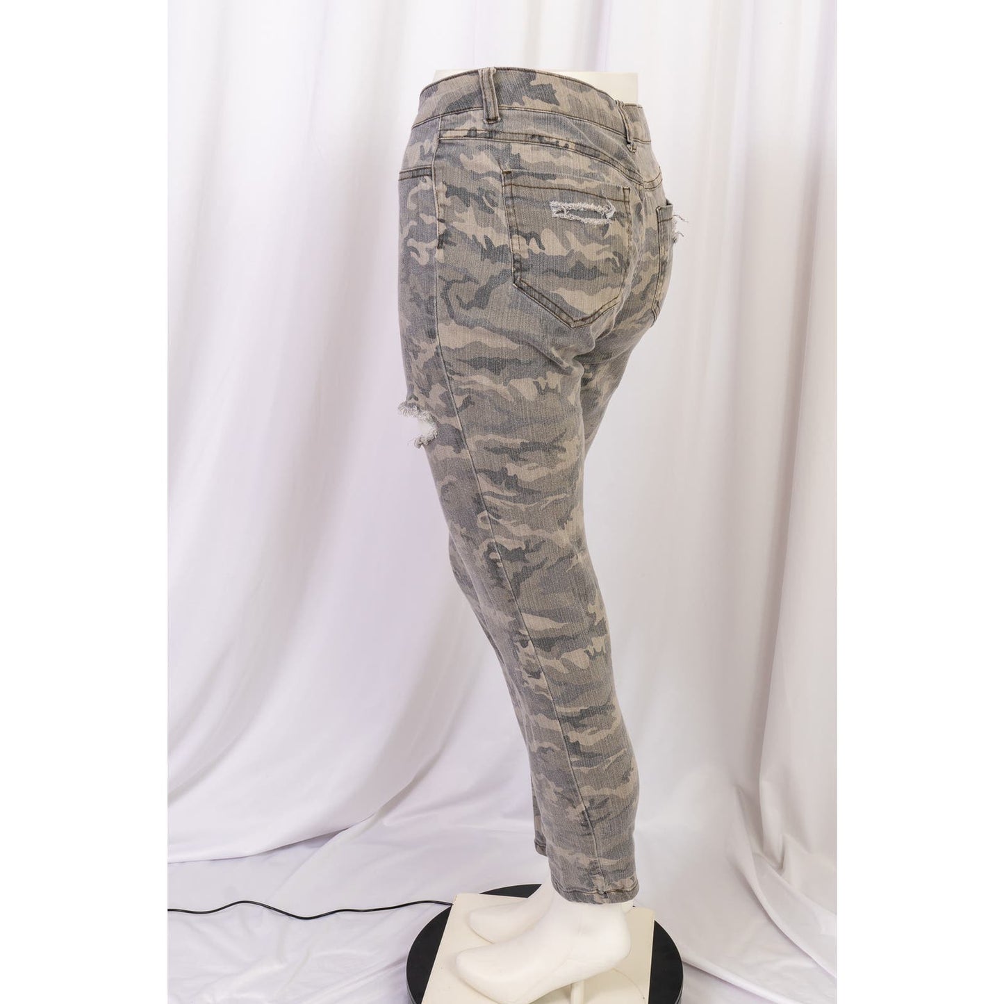 Women’s distressed green camo skinny jeans by Cello sz 9