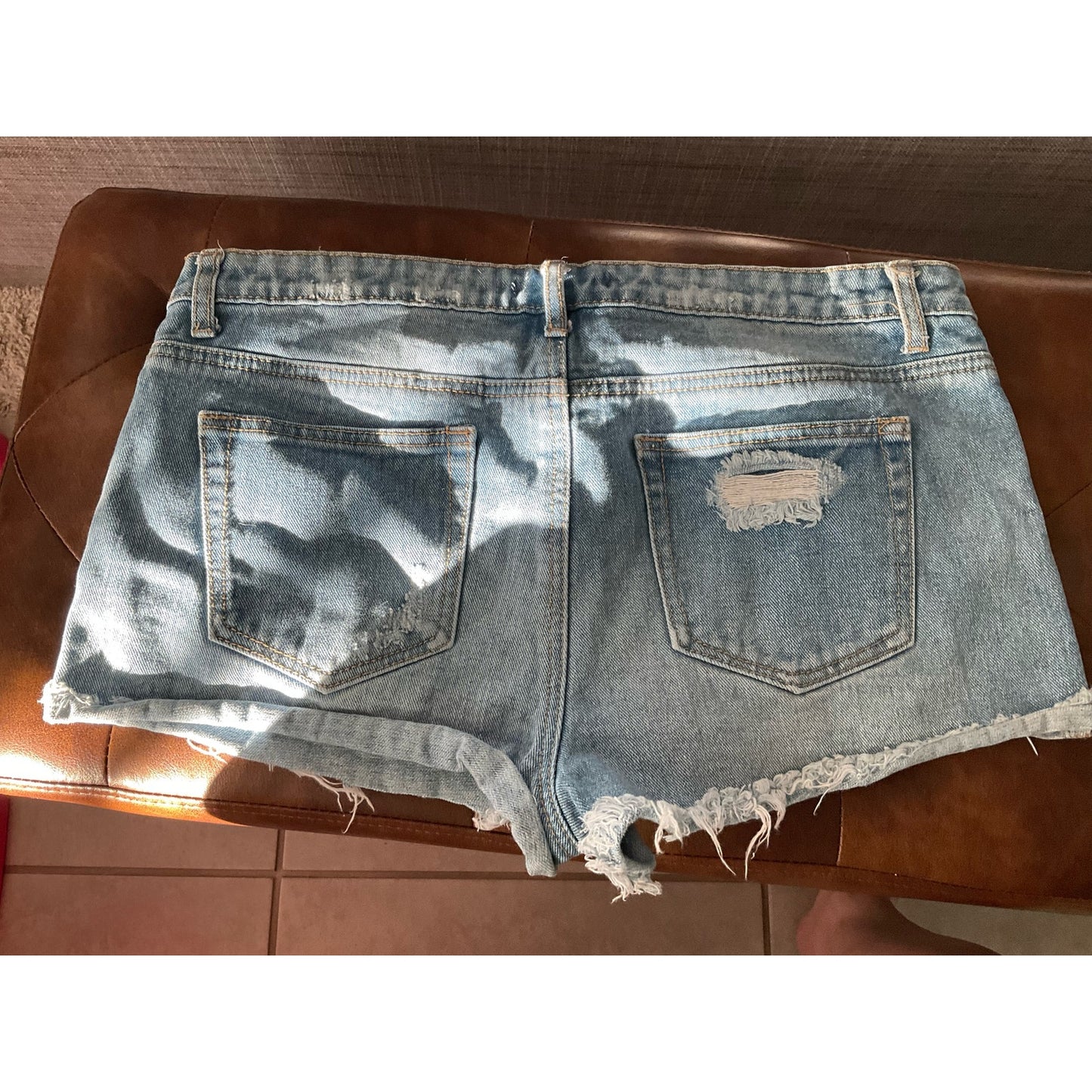 Women's Forever 21 light blue distressed shorts sz 31