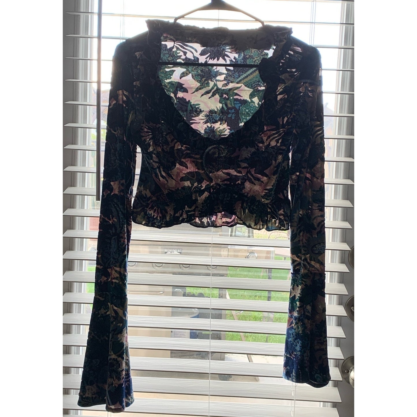 Nasty gal floral velvet v cut crop top with bell sleeves sz 4