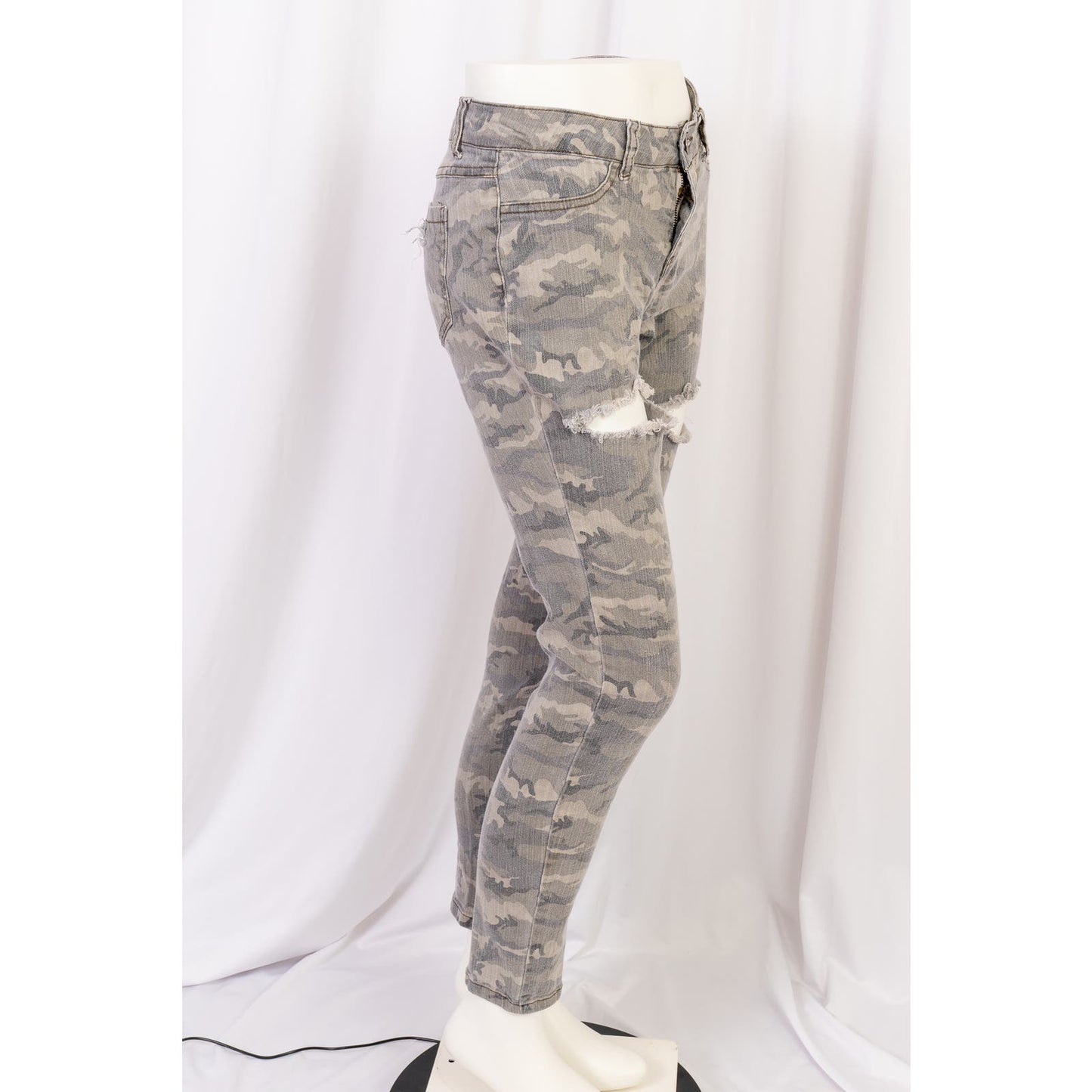 Women’s distressed green camo skinny jeans by Cello sz 9