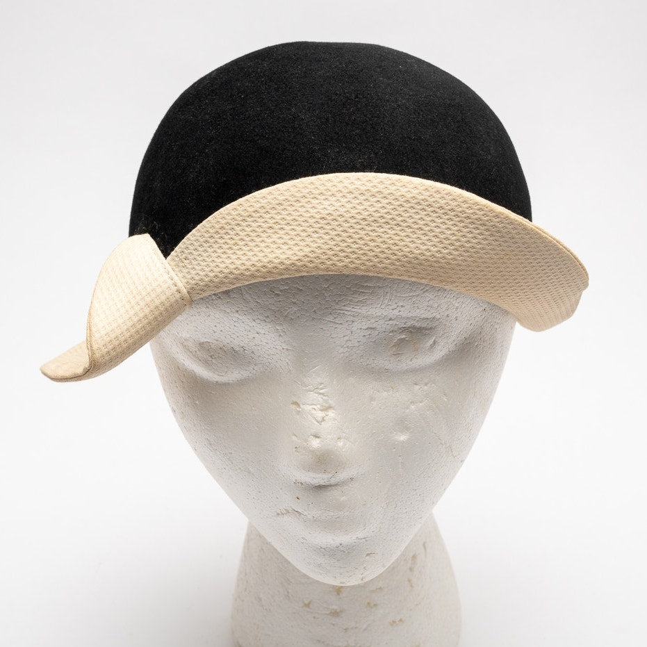 Vintage 1930's Dawson felt black and white cloche bell hat